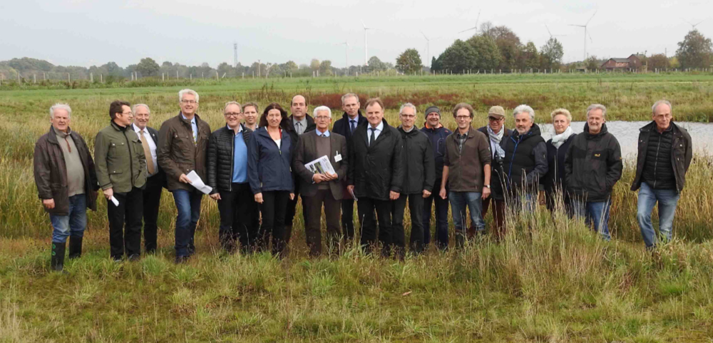 4. von links: Landrat Cord Bockhop 7. von links: Karin Beckmann, Amt für regionale Landesentwicklung, Landesbeauftragte 9. von links: Heinz Brinkmann, Vorstandsvorsitzender der Stiftung Naturschutz 10. von links: Olaf Stührmann, Amt für regionale Landesentwicklung, Sulingen 11. von links: Prof. Dr. Werner Wahmhoff, Stellv. Generalsekretär, Deutsche Bundesstiftung Umwelt 12. von links: Dr. Volker Wachendörfer; Fachdezernent, Deutsche Bundesstiftung Umwelt